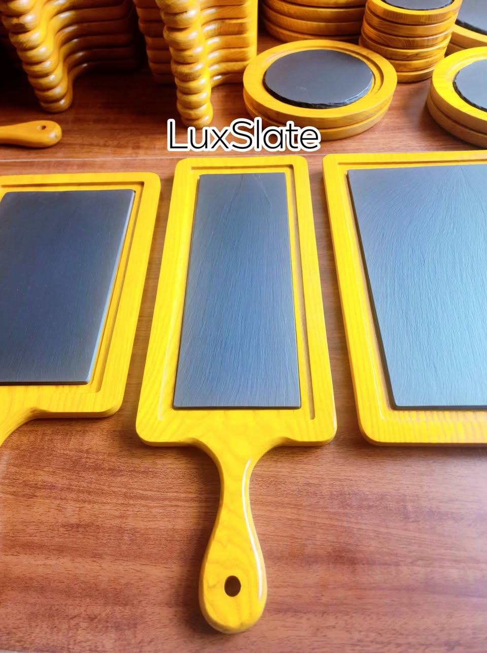 Cận cảnh bề mặt đá phiến tự nhiên kết hợp gỗ mộc LuxSlate